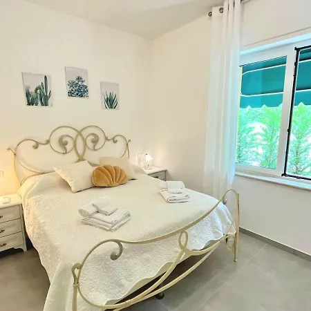 アパート 50 M From The Sea And Private Parking
