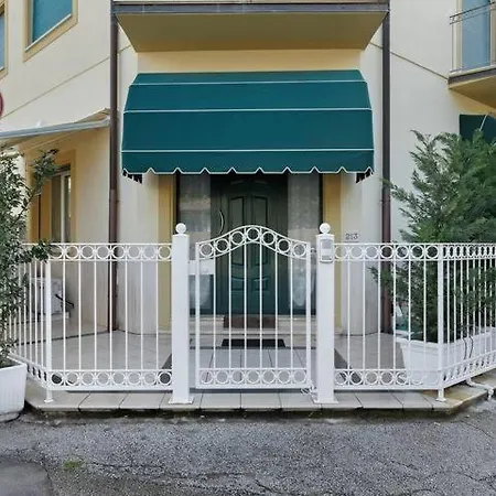 50 M From The Sea And Private Parking アパート *